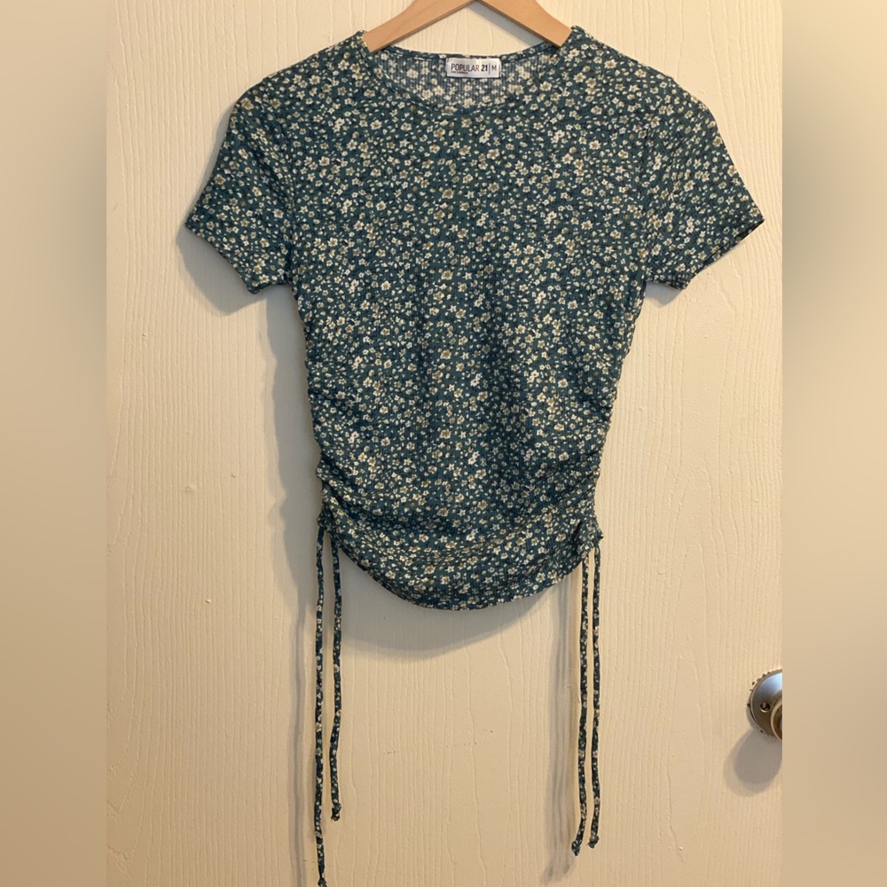 Popular 21. Size M. Green floral top.